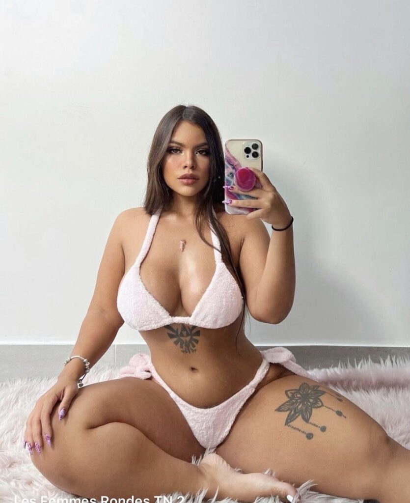 Model shows off curvy bum after moaning it's 'too big to fit in plane seats'