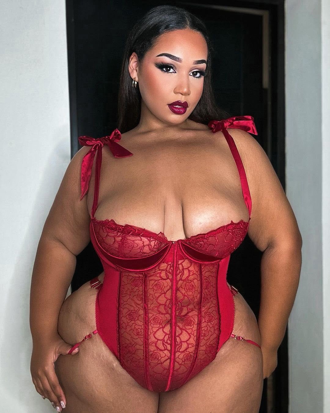 Curvy model strips to lingerie – but fans hit back at trolls for 'fat shaming'