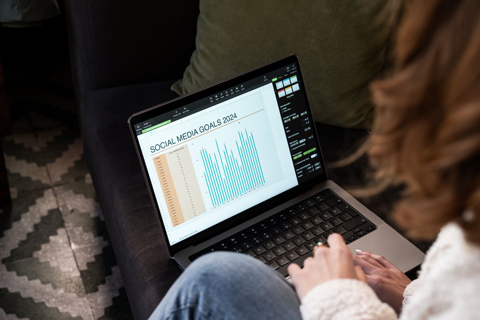 Woman using a laptop | Source: Pexels