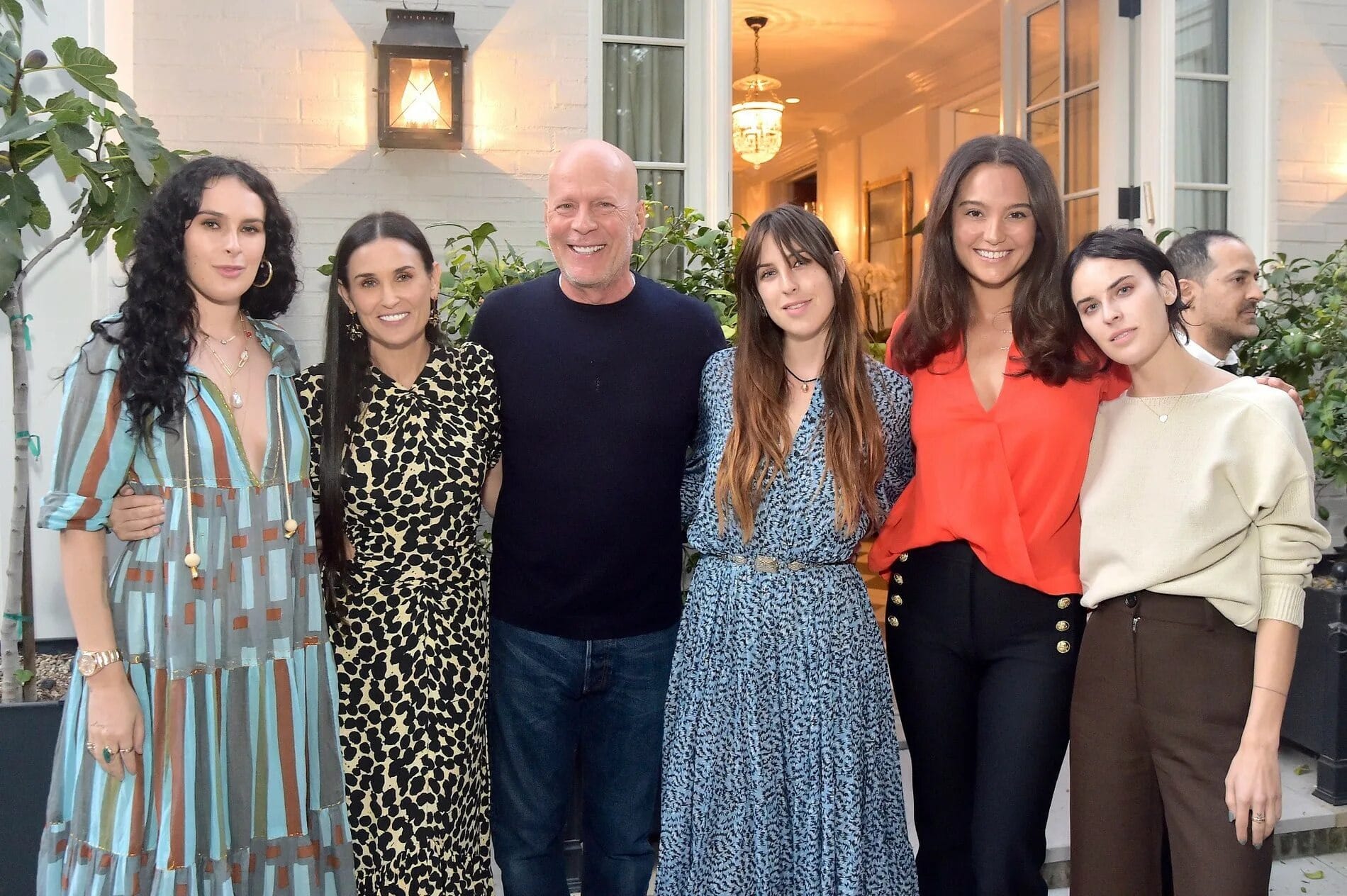 «It’s the last Christmas that he remembers me!» This is how terminally ill Bruce Willis looks and lives now